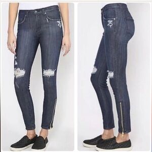 - 🌸 CARMAR Dark Wash Distressed Skinny Jean.